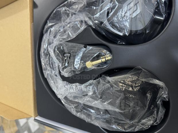 S452 Sterling Studio Headphone · Photo 2