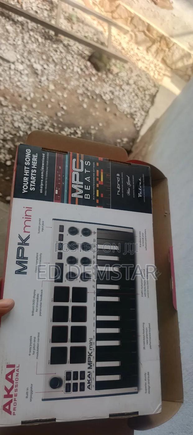 Akai MPK Midi Keyboard · Photo 4