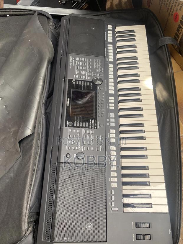 Yamaha PSR S750 · Photo 3