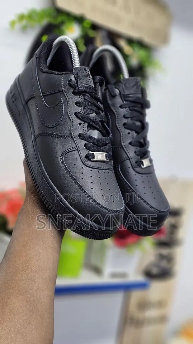 Black Nike Airforce 1 Lowtop · Photo 1