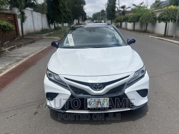 Toyota Camry XSE (2.5L 4cyl 8A) 2019 White · Photo 1