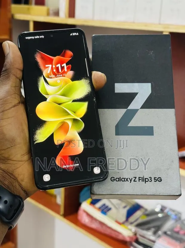 Samsung Galaxy Z Flip3 5G 128 GB Black · Photo 1