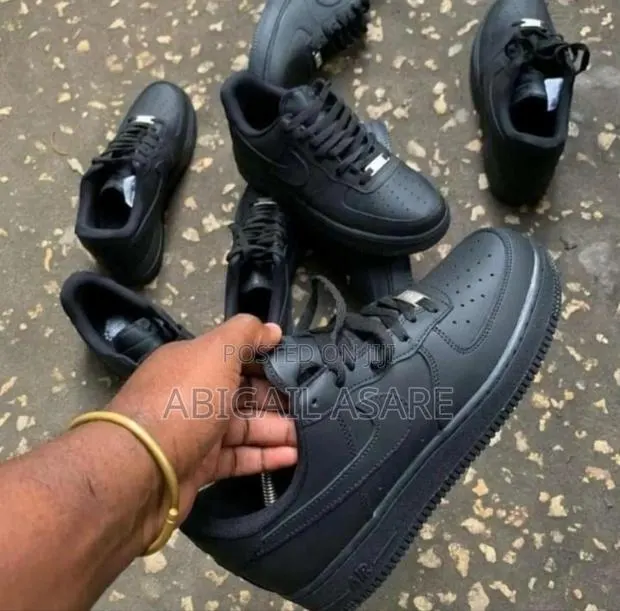 Black Airforce Sneakers · Photo 1