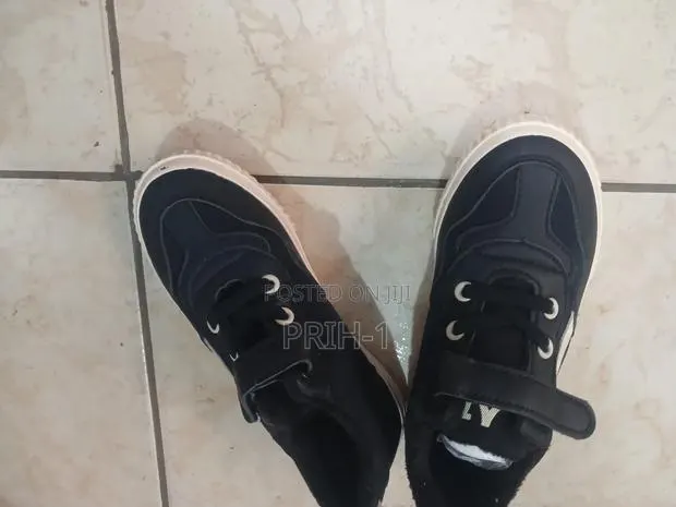 Kids Sneakers · Photo 4