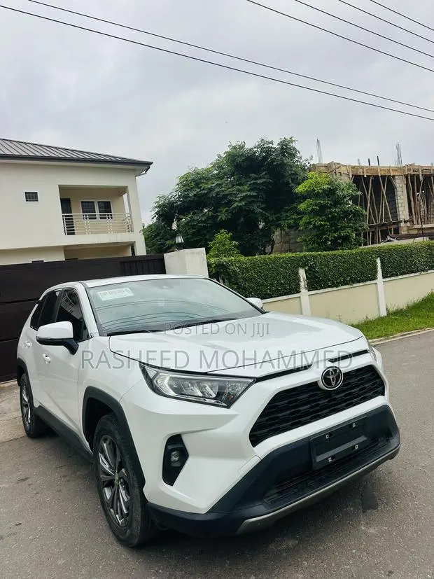 Toyota RAV4 XLE AWD 2023 White · Photo 1