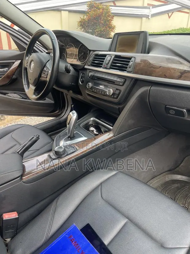 BMW 3 Series 320i RWD 2015 Black · Photo 2