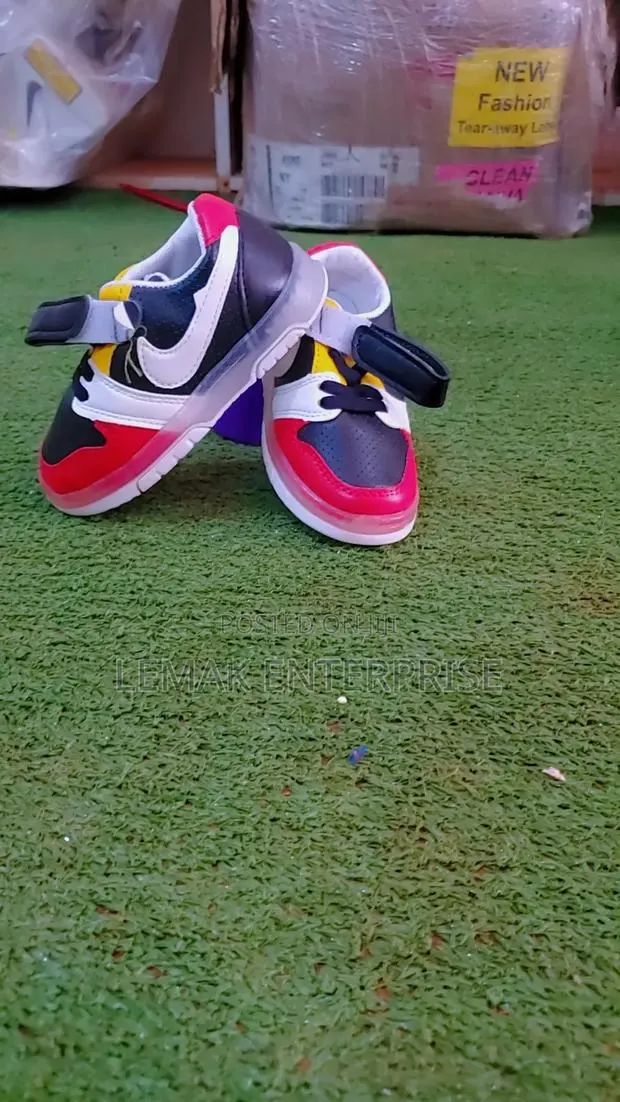 Kids Sneakers · Photo 2