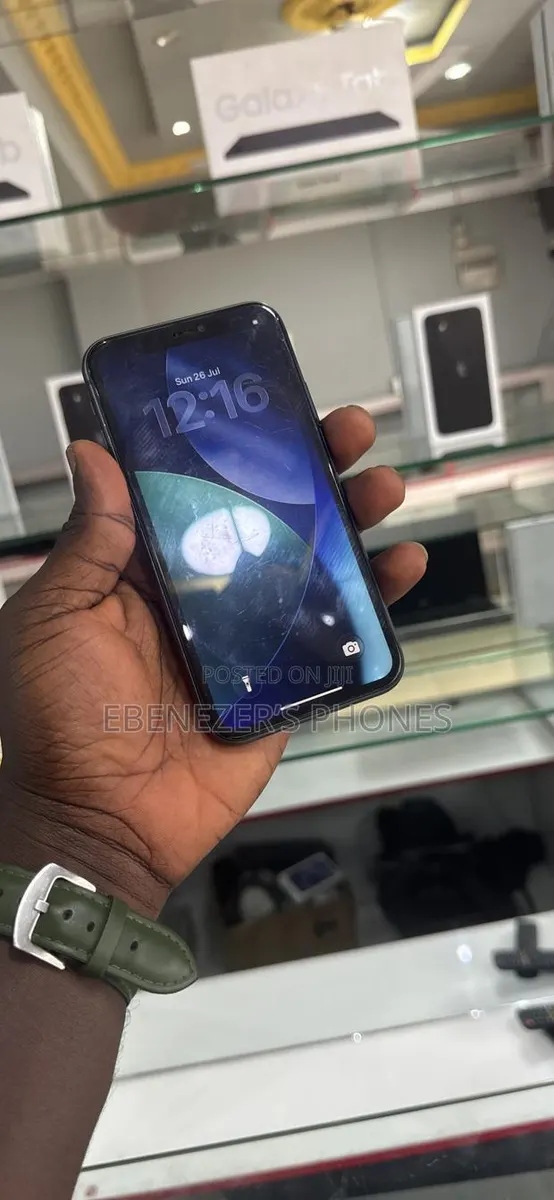 Apple iPhone 11 64 GB Black · Photo 1