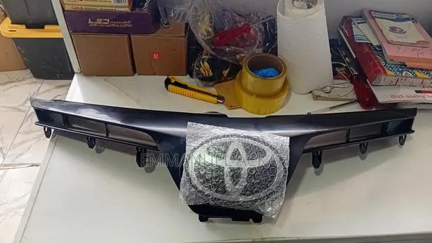 Toyota Corolla 2017 to 2019 Top Grill With Crown · Photo 1