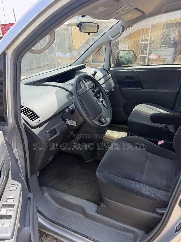 Toyota Voxy V 2WD 8-Seater 2010 Silver · Photo 1