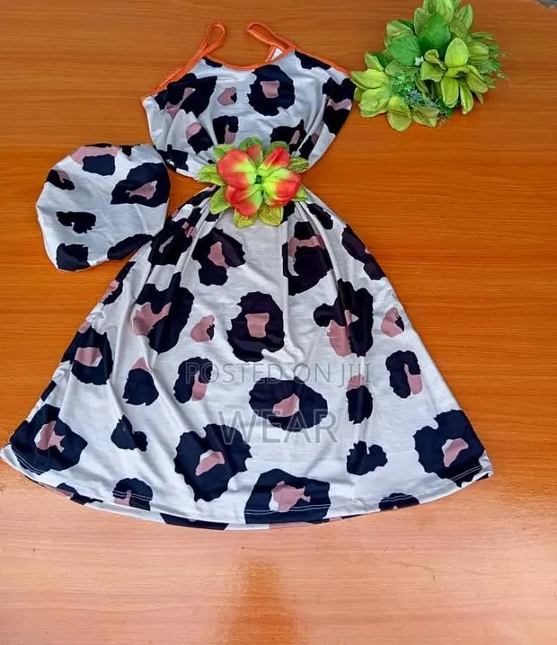 Bonnet and Gown Night Wear · Photo 1