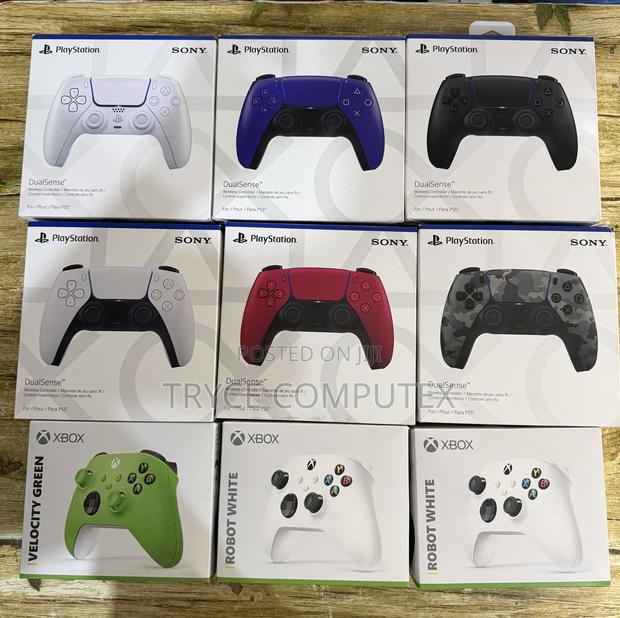 Xbox One Series X Controller and Playstation 5 Controller · Photo 1