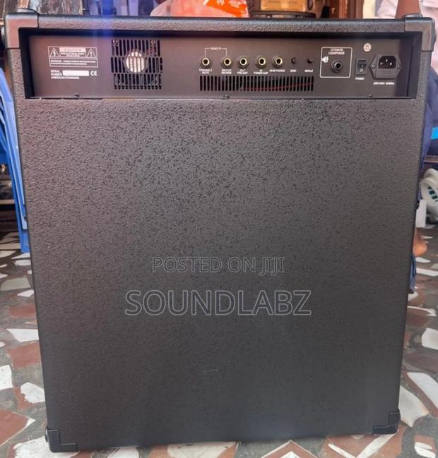 Yamaha Kb400 Keyboard Combo Amplifier. · Photo 2