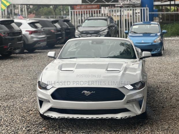 Ford Mustang EcoBoost Premium 2021 White · Photo 3