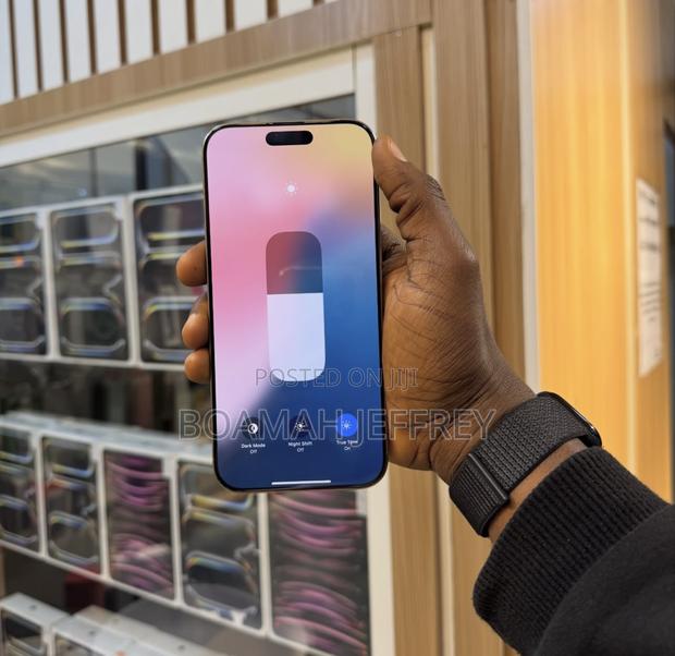 Apple iPhone 16 Pro Max 256 GB Gold · Photo 2