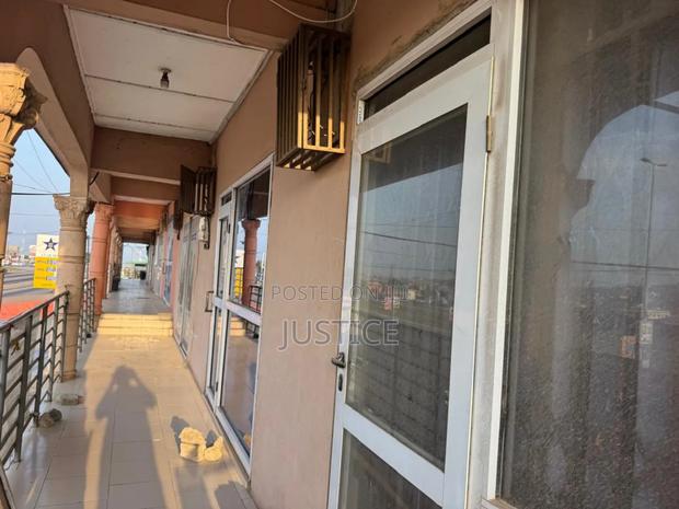 5 Beds House With 16 Shops Ablekuma · Photo 3