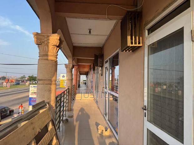 5 Beds House With 16 Shops Ablekuma · Photo 4