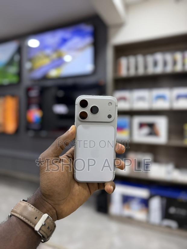 Apple iPhone 17 Pro 512 GB White · Photo 2