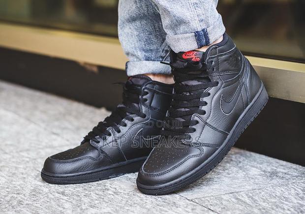 Nike Air Jordan 1 Retro High Og "Triple Black" · Photo 1