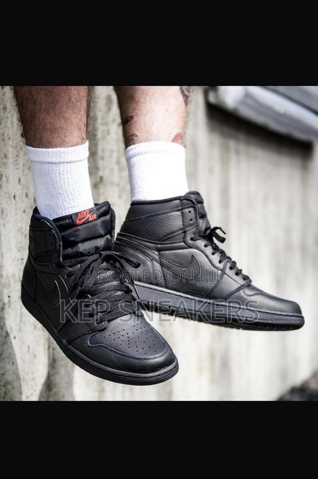Nike Air Jordan 1 Retro High Og "Triple Black" · Photo 2