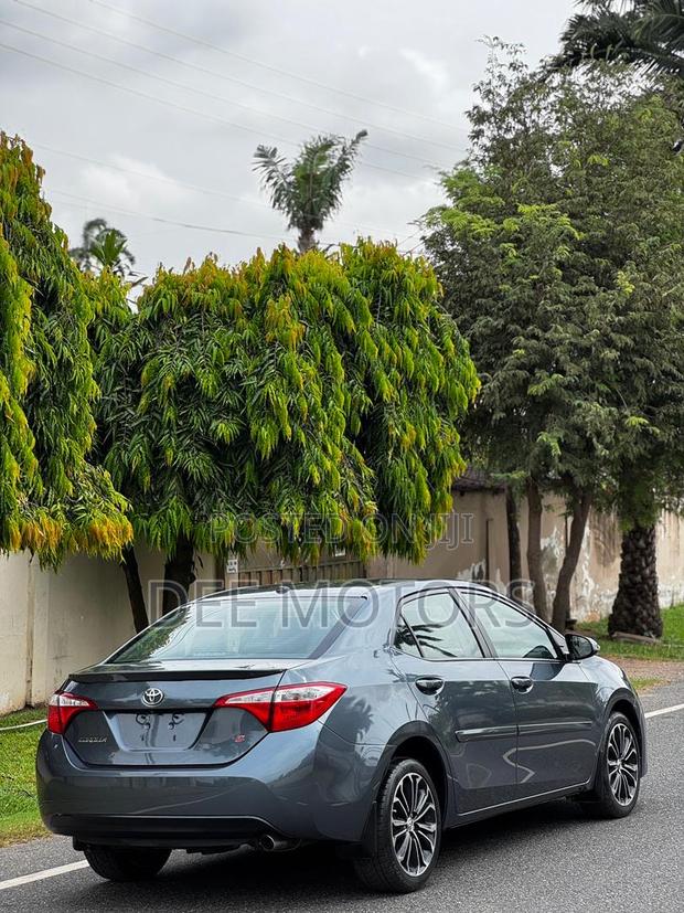 Toyota Corolla S Plus 4dr Sedan (1.8L 4cyl CVT) 2015 Gray · Photo 3