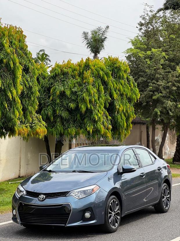 Toyota Corolla S Plus 4dr Sedan (1.8L 4cyl CVT) 2015 Gray · Photo 2
