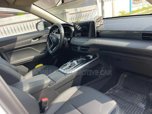 Rent Haval Jolion Pro · Photo 8