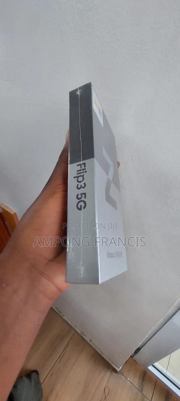 New Samsung Galaxy Z Flip3 5G 256 GB Black · Photo 2