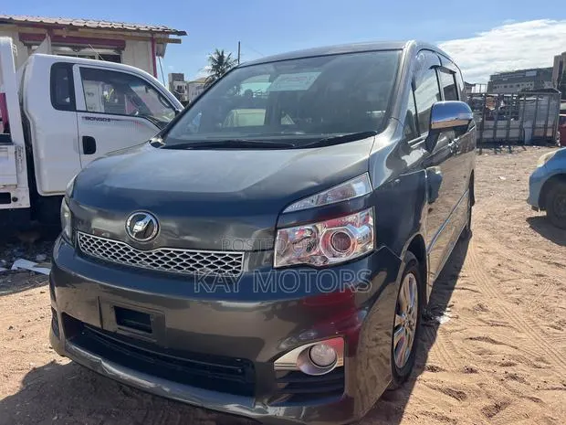 Toyota Voxy V 2WD 8-Seater 2013 · Photo 1