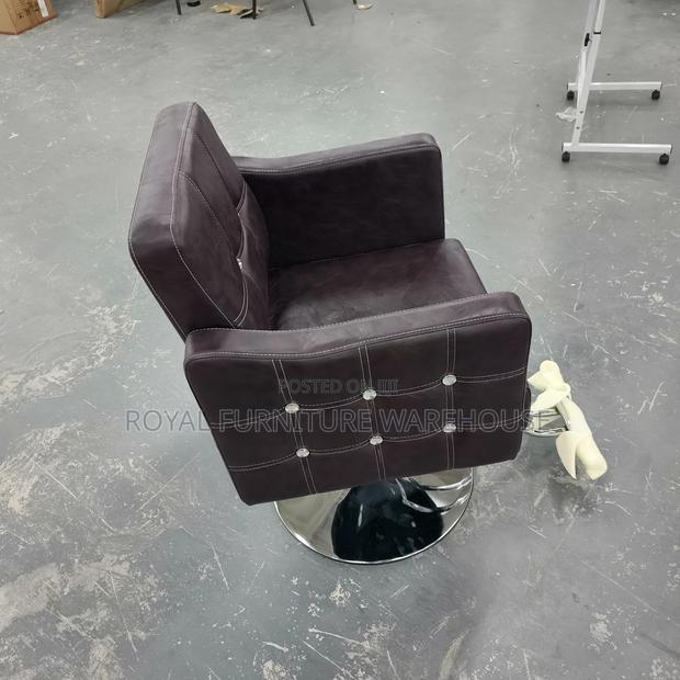 Salon / Barbering Chair · Photo 1