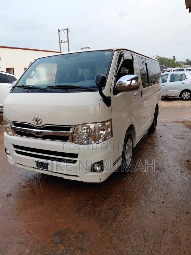 Toyota HiAce 2012 White · Photo 3