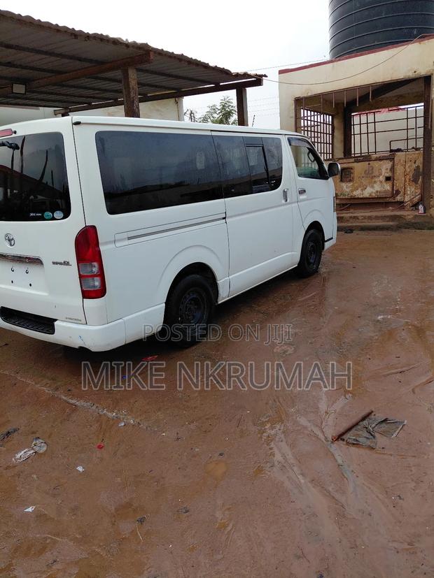 Toyota HiAce 2012 White · Photo 4