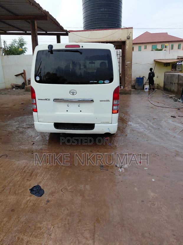 Toyota HiAce 2012 White · Photo 5