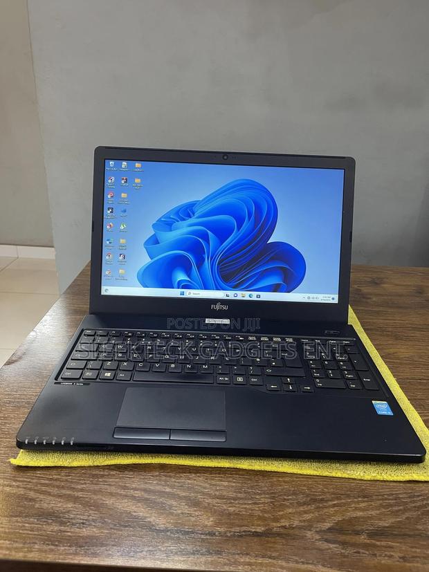 Laptop Fujitsu Lifebook A555 8GB Intel Core i3 SSD 256GB · Photo 2