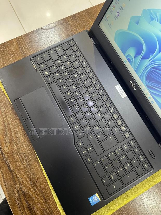 Laptop Fujitsu Lifebook A555 8GB Intel Core i3 SSD 256GB · Photo 3