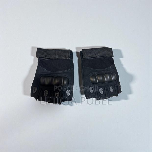 Black Tactical Half-finger Gloves With Knuckle Protection · Photo 1