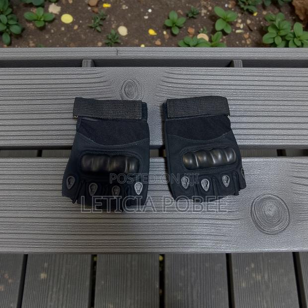 Black Tactical Half-finger Gloves With Knuckle Protection · Photo 2
