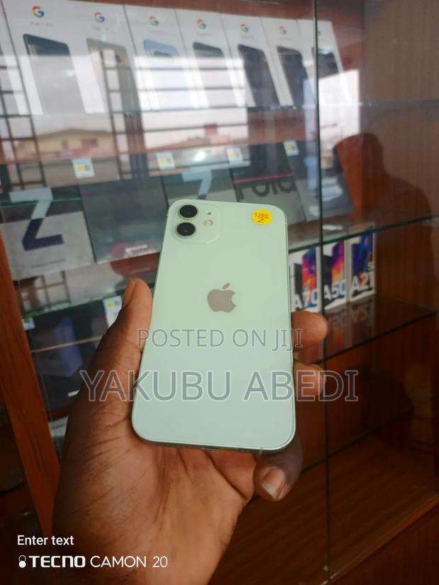 Apple iPhone 13 128 GB Blue · Photo 2