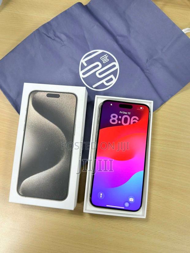 Apple iPhone 15 Pro Max 256 GB Silver · Photo 2
