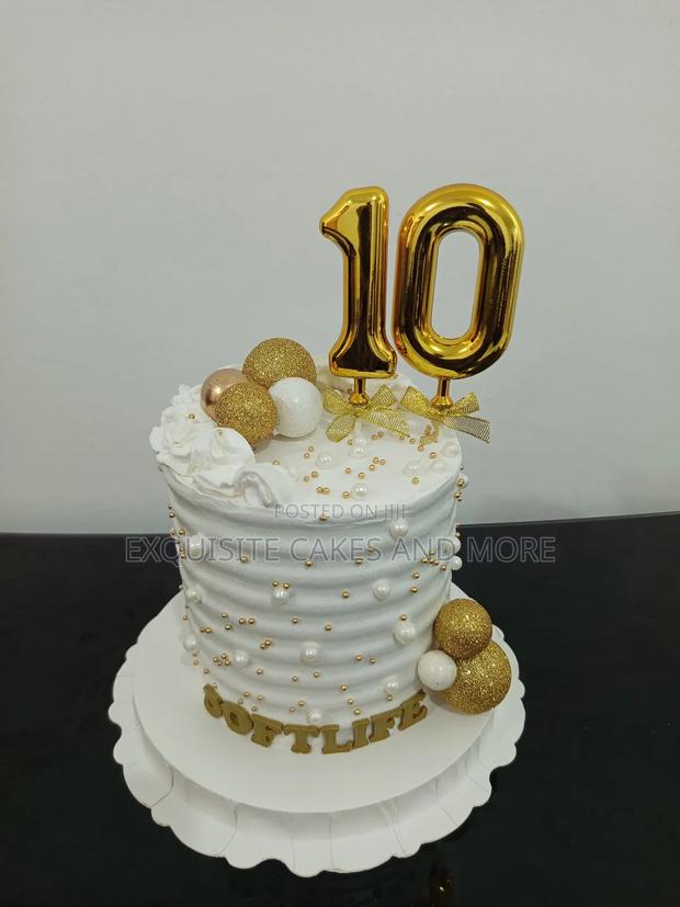 White and Gold Birthday/ Anniversary Cake · Photo 1