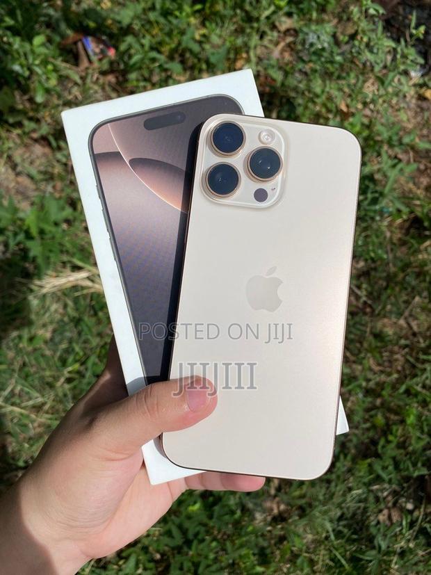 Apple iPhone 16 Pro Max 256 GB Gold · Photo 1