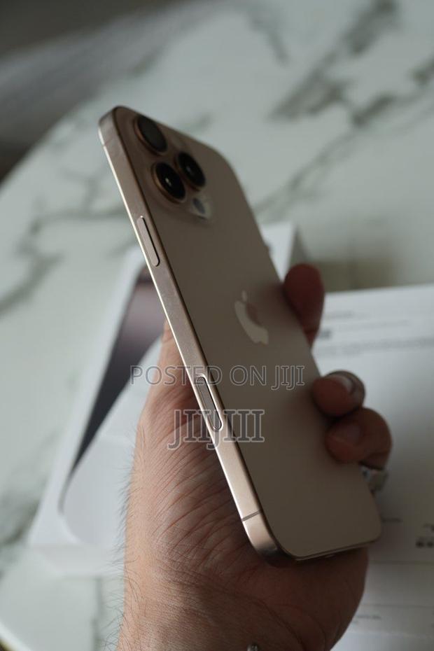 Apple iPhone 16 Pro Max 512 GB Gold · Photo 1