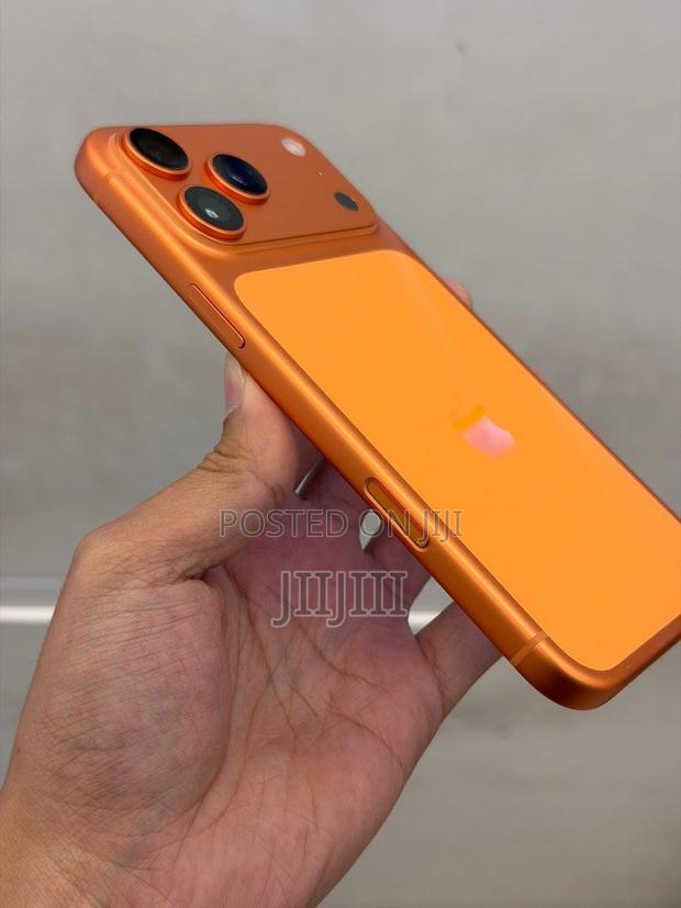 Apple iPhone 17 Pro Max 512 GB Orange · Photo 3