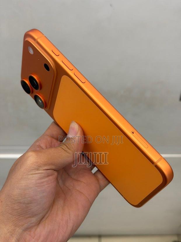 Apple iPhone 17 Pro Max 512 GB Orange · Photo 4