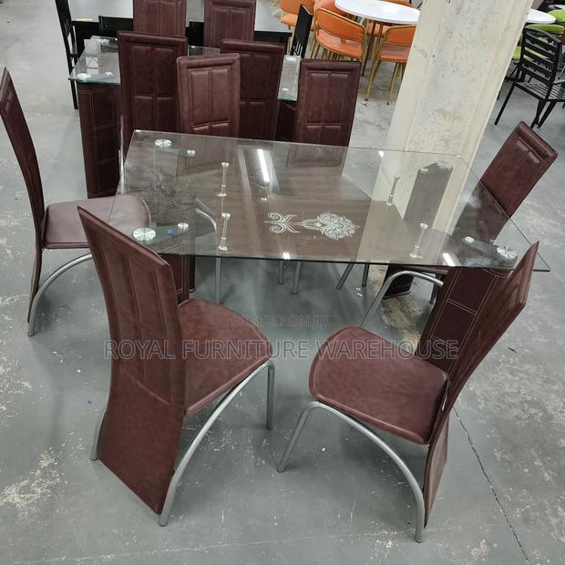 Transparent and Red Wine Buffet Table · Photo 1