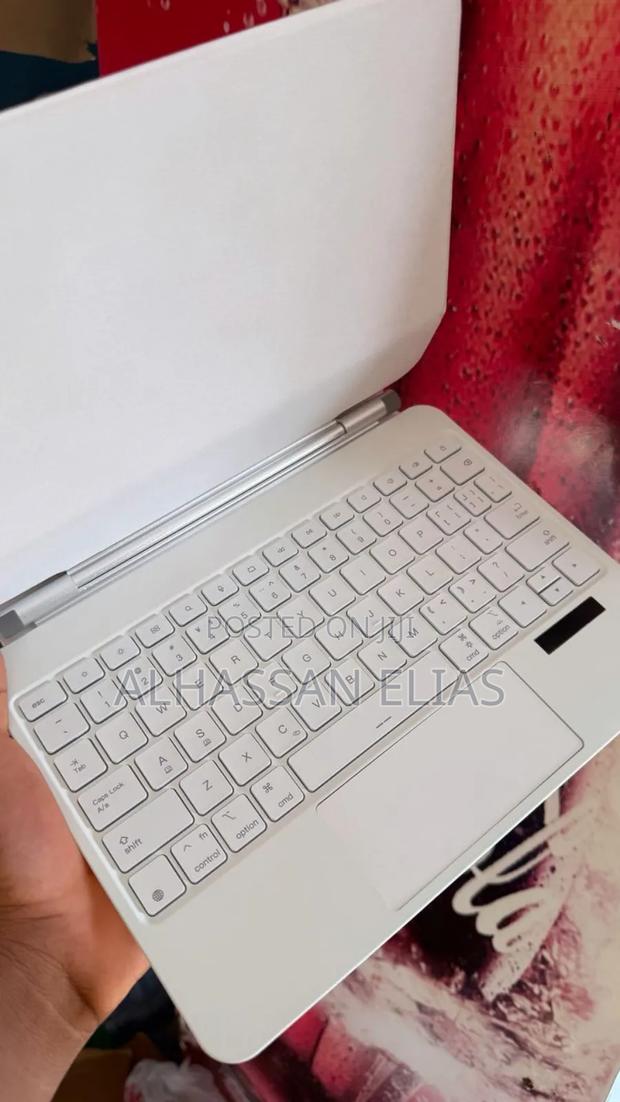 iPad 11th A16 and Apple iPad 10th Generation Magic Keyboard (White) · Photo 5