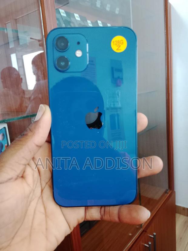 Apple iPhone 12 128 GB Blue · Photo 4