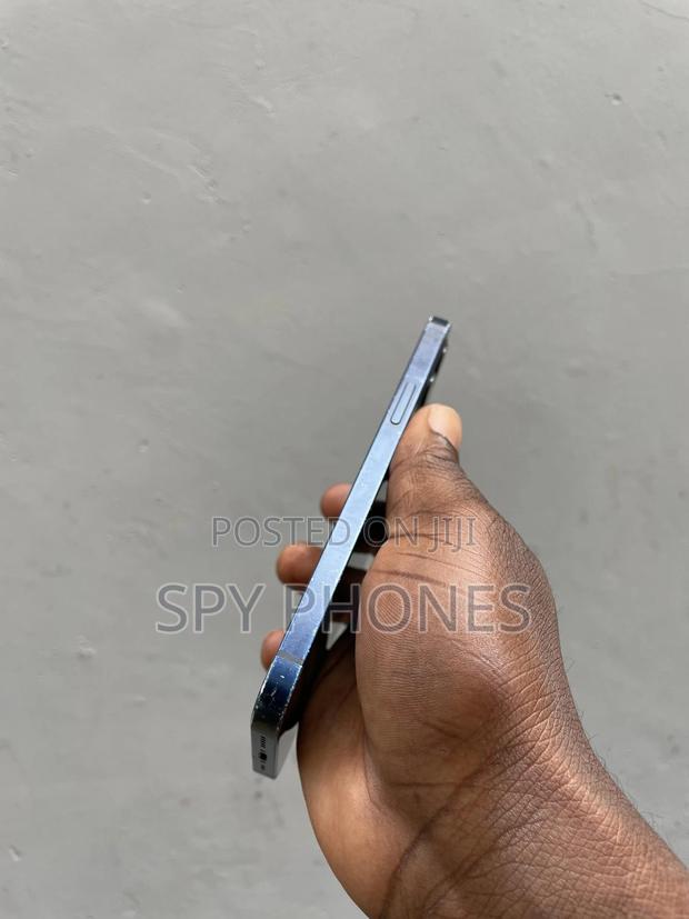 Apple iPhone 12 64 GB Black · Photo 3