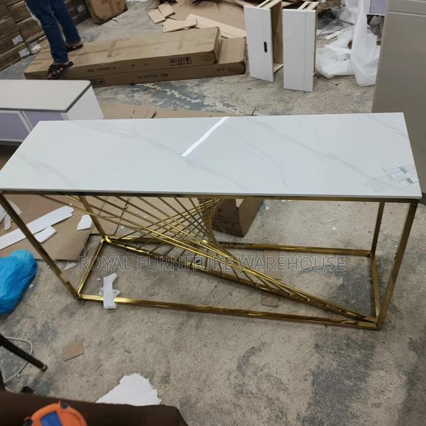 White Marble Event Console · Photo 1