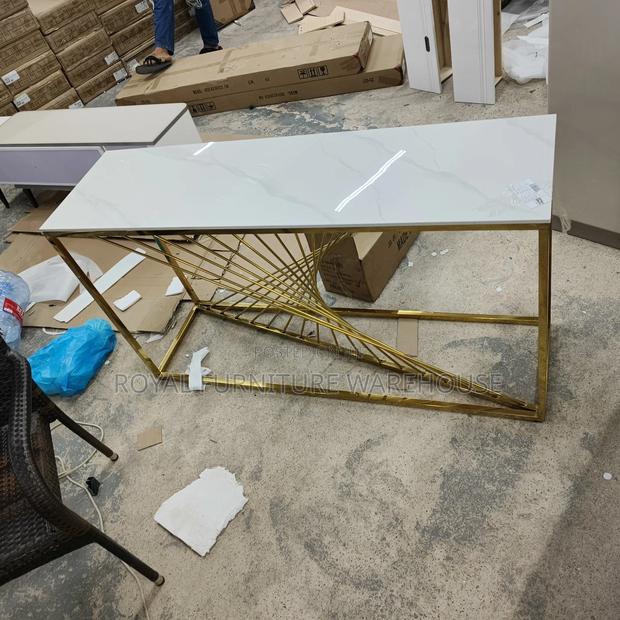 White Marble Event Console · Photo 2